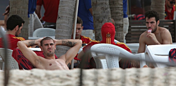 Jogadores da Espanha se divertem na praia em Fortaleza