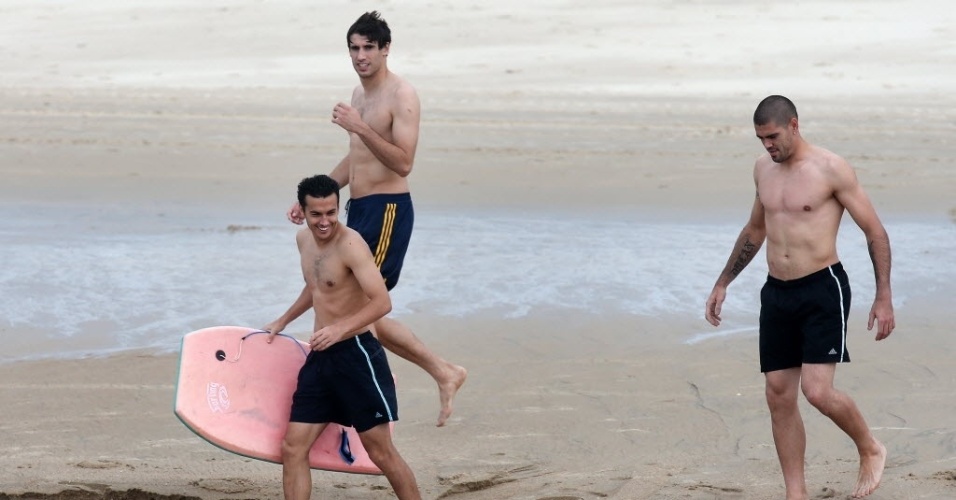 24.jun.2013 - Jogadores da seleção espanhola se divertem na Praia do Futuro, em Fortaleza