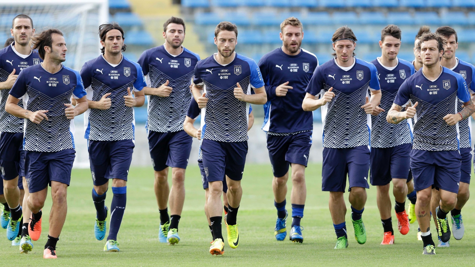 24.jun.2013 - Jogadores italianos correm em grupo durante treino para jogo contra a Espanha