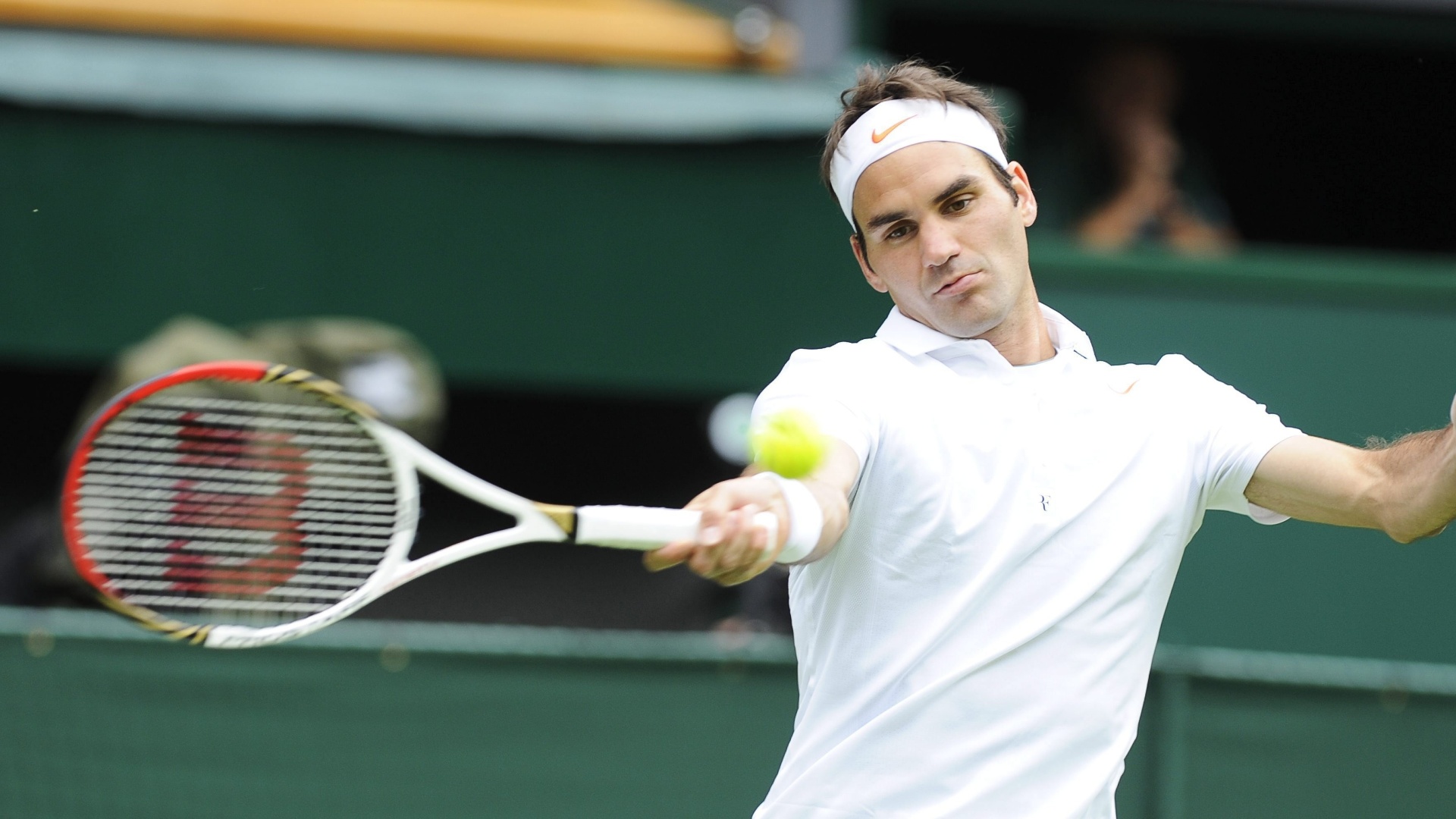 24.jun.2013 - Roger Federer faz devolução na vitória sobre Victor Hanescu em sua estreia em Wimbledon - EFE/Gerry Penny