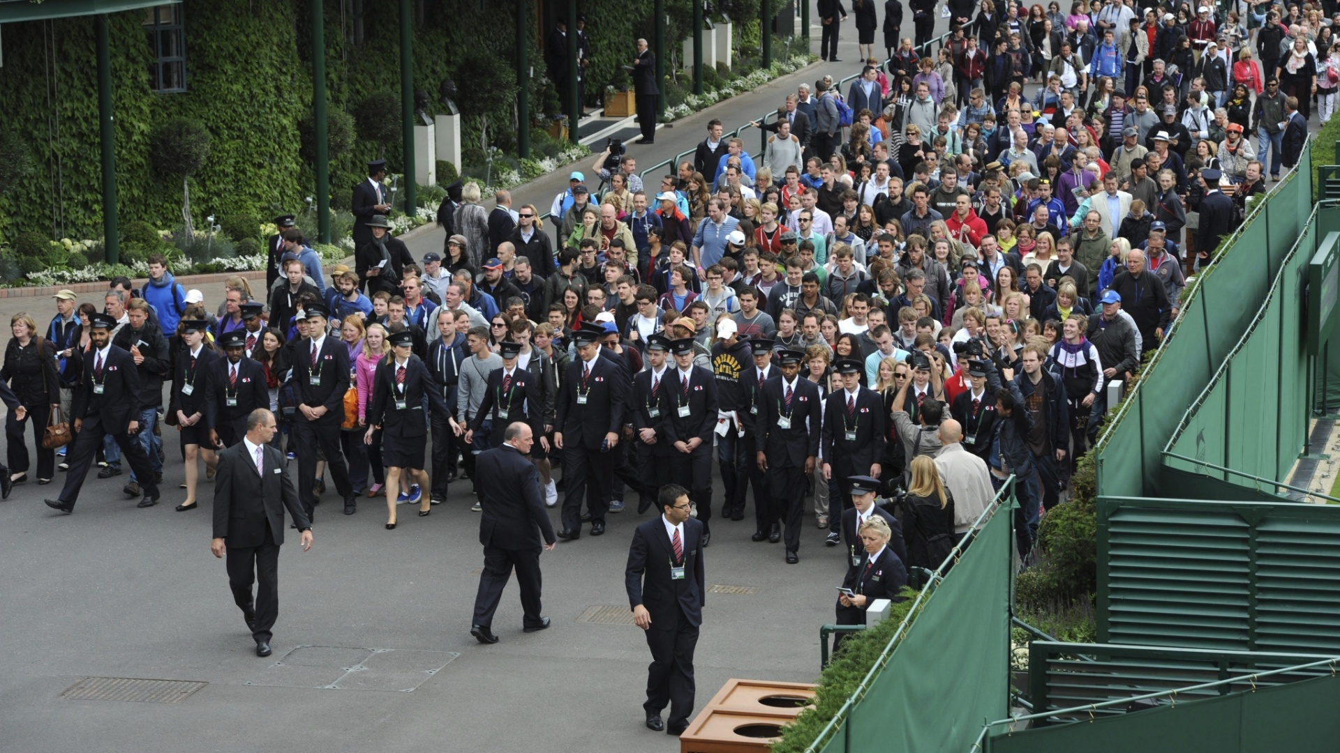 24.jun.2013 - Torcedores chegam para o primeiro dia de disputas em Wimbledon - EFE/Tom Hevezi