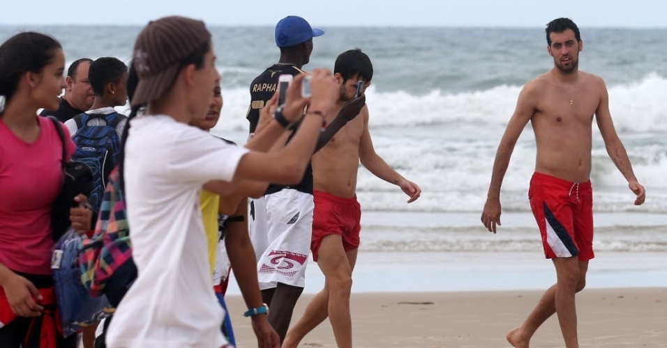 24.jun.2013 - Torcedores tentam tirar fotos dos jogadores da seleção espanhola na Praia do Futuro, em Fortaleza