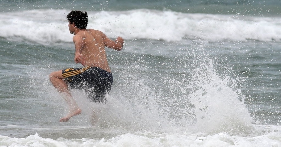 24.jun.2013 - Volante da seleção espanhola, Javi Martínez entra no mar da Praia do Futuro, em Fortaleza