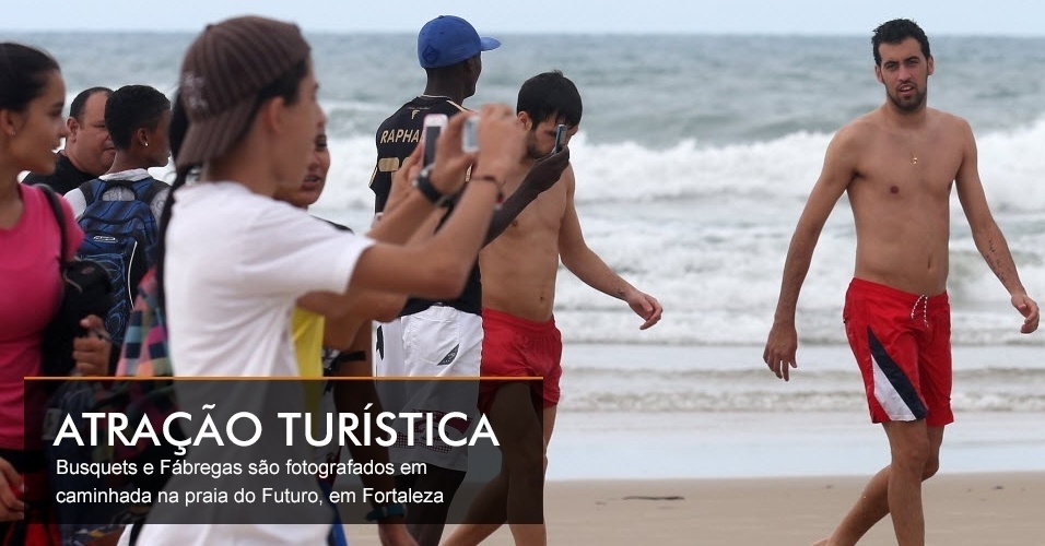 Busquets e Fábregas são fotografados em caminhada na praia do Futuro, em Fortaleza
