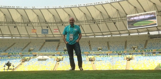 Comentarista espanhol Julio Maldonado posa para foto dentro do gramado do Maracanã