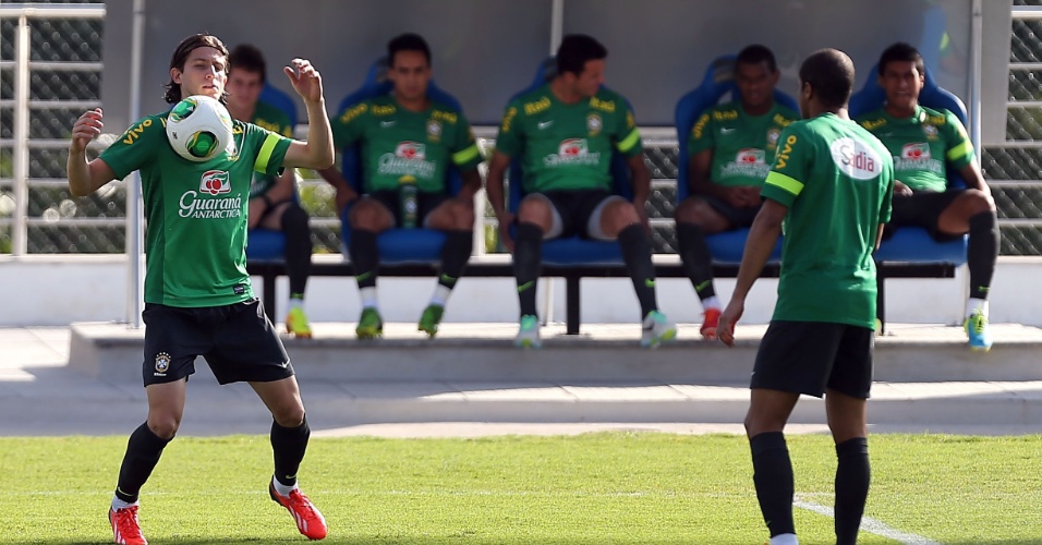 Lateral Filipe Luís domina a bola no peito no treino do Brasil