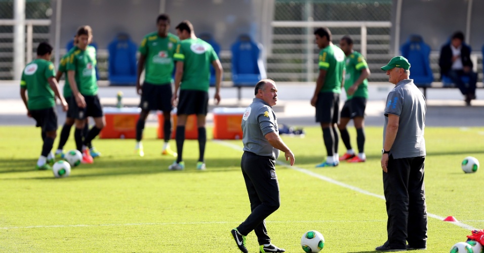 Luiz Felipe Scolari e Flavio Murtosa conversam no treinamento da seleção