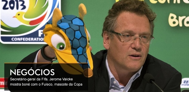 Secretário-geral da Fifa, Jerome Valcke mostra boné com o Fuleco, mascote da Copa