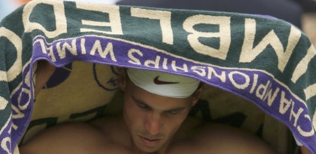 Rafael Nadal se enxuga em toalha durante a derrota para o belga Steve Darcis - REUTERS/Eddie Keogh