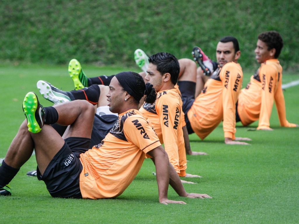 25 jun 2013 - Ronaldinho Gaúcho faz exercícios físicos juntamente com companheiros do Atlético-MG
