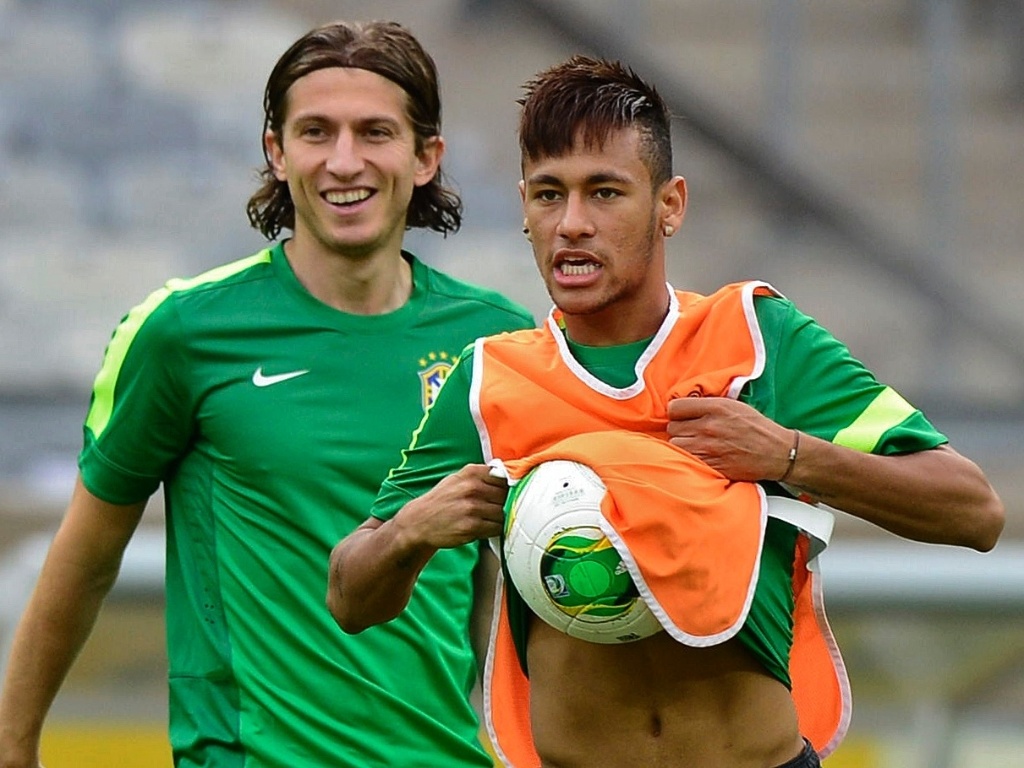 25.jun.2013 - Ao lado de Filipe Luis, Neymar brinca com a bola durante treino do Brasil
