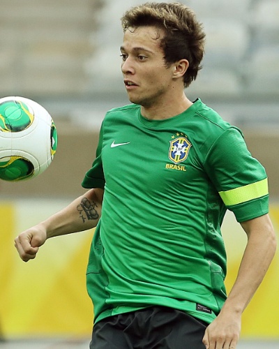 25.jun.2013 - Bernard controla bola durante treino da seleção brasileira no Mineirão