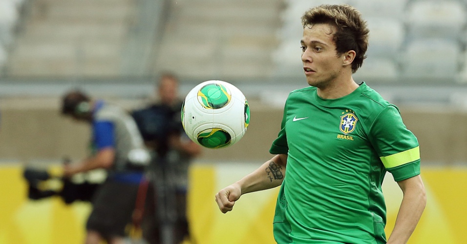 25.jun.2013 - Bernard controla bola durante treino da seleção brasileira no Mineirão