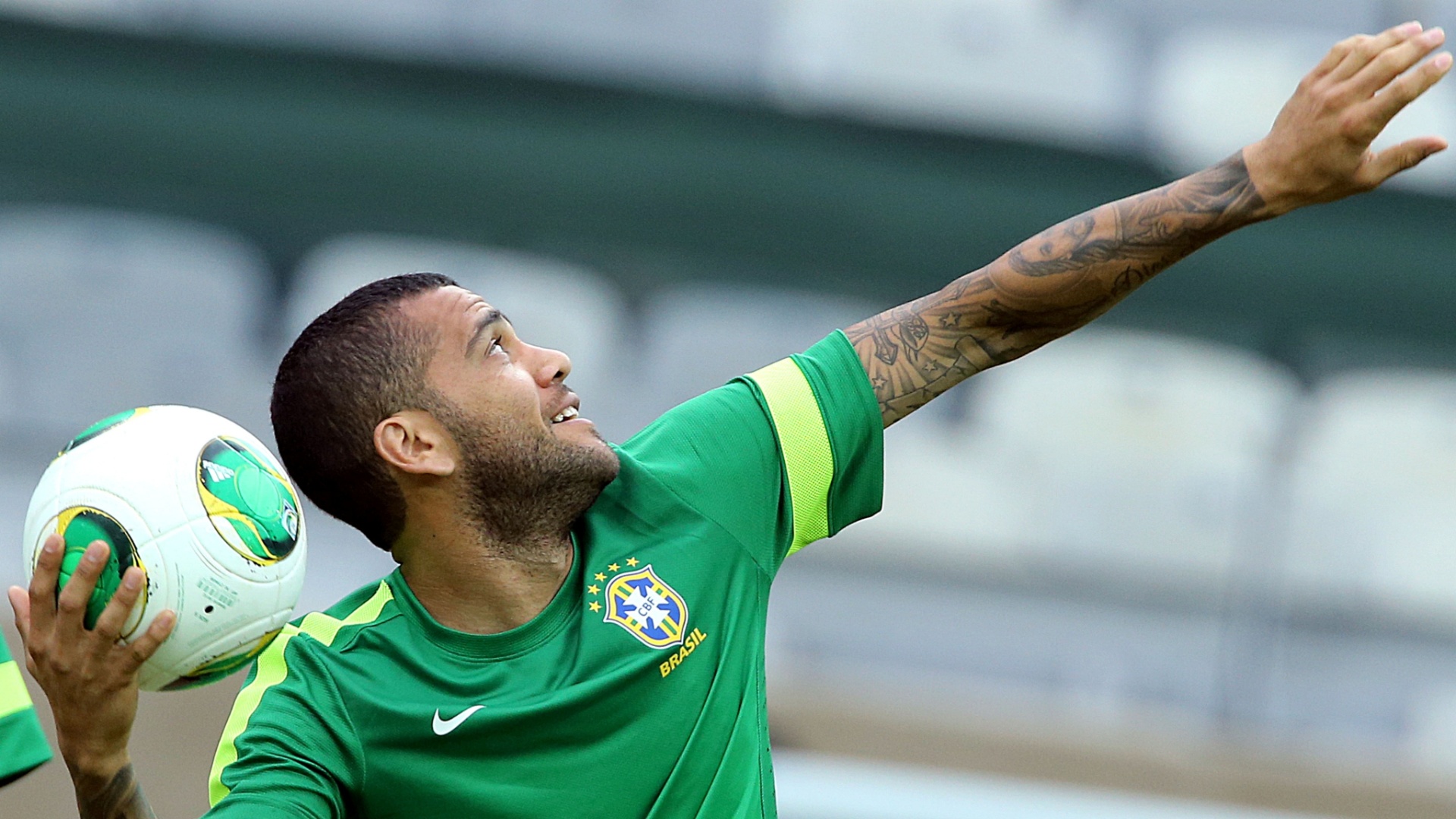 25.jun.2013 - Daniel Alves se prepara para arremessar bola durante treino da seleção brasileira no Mineirão