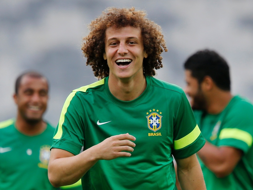 25.jun.2013 - David Luiz sorri durante treino da seleção brasileira para jogo contra o Uruguai