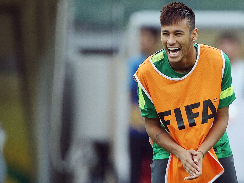 25.jun.2013 - Descontraído, Neymar dá risada em treino do Brasil no Mineirão