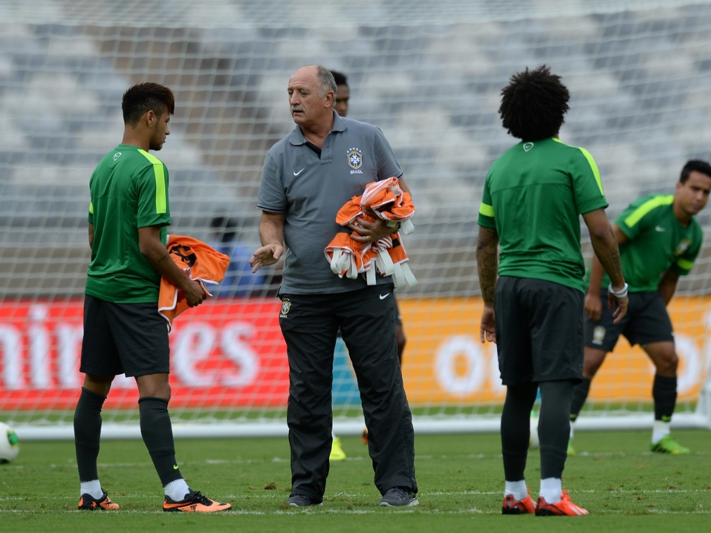 25.jun.2013 - Felipão distribuiu coletes para jogadores em treino da seleção brasileira