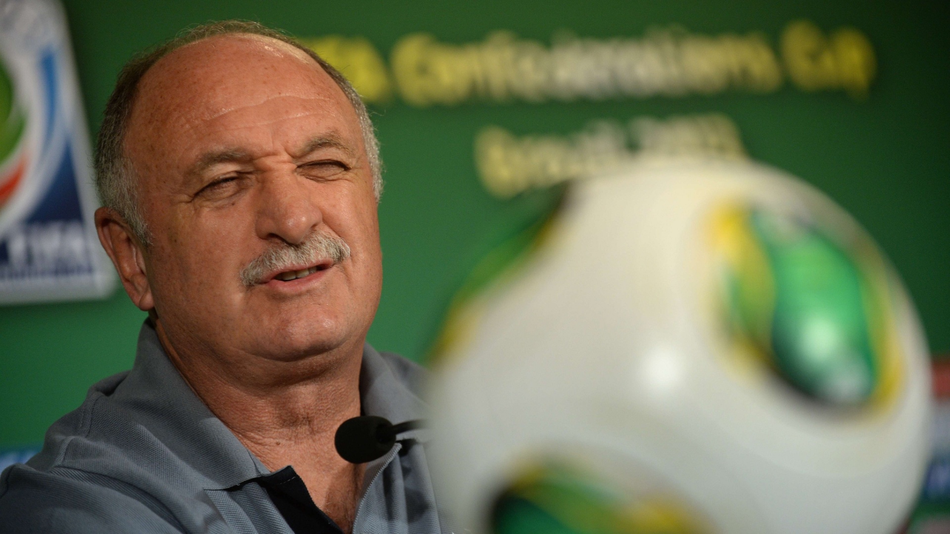 25.jun.2013 - Felipão faz careta ao responder pergunta em coletiva antes de jogo contra Uruguai
