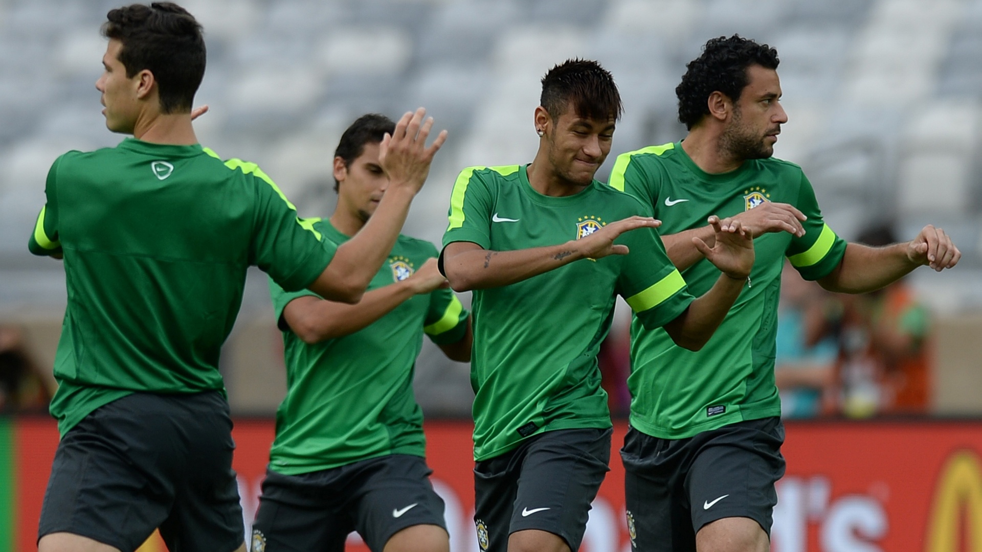 25.jun.2013 - Hernanes, Neymar, Fred e Jean aquecem antes de treino da seleção brasileira