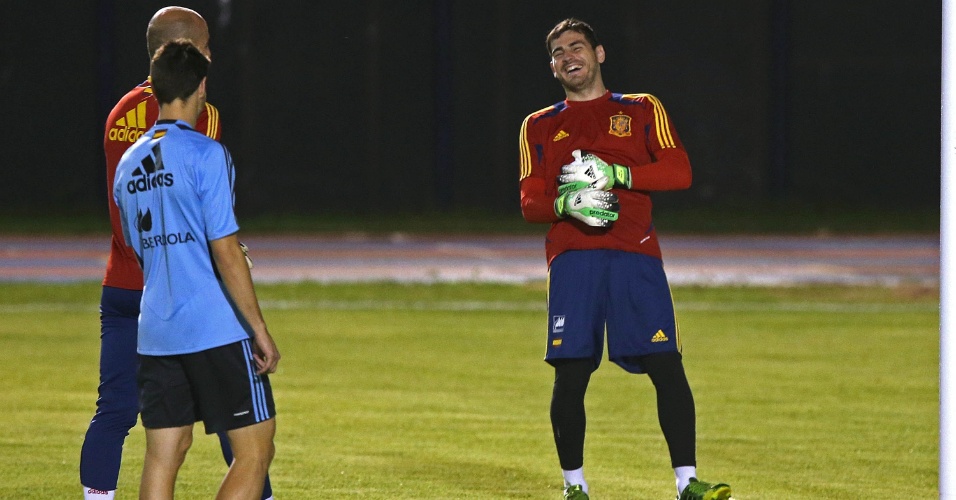 25.jun.2013 - Iker Casillas cai no riso durante treino da Espanha para semifinal contra a Itália em Fortaleza