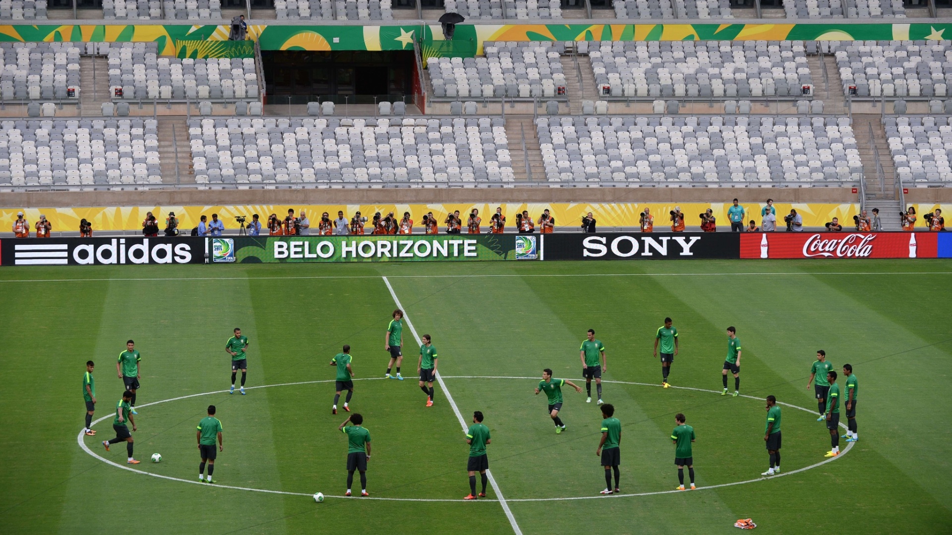 25.jun.2013 - Jogadores da seleção brasileira fazem aquecimento para jogo contra o Uruguai