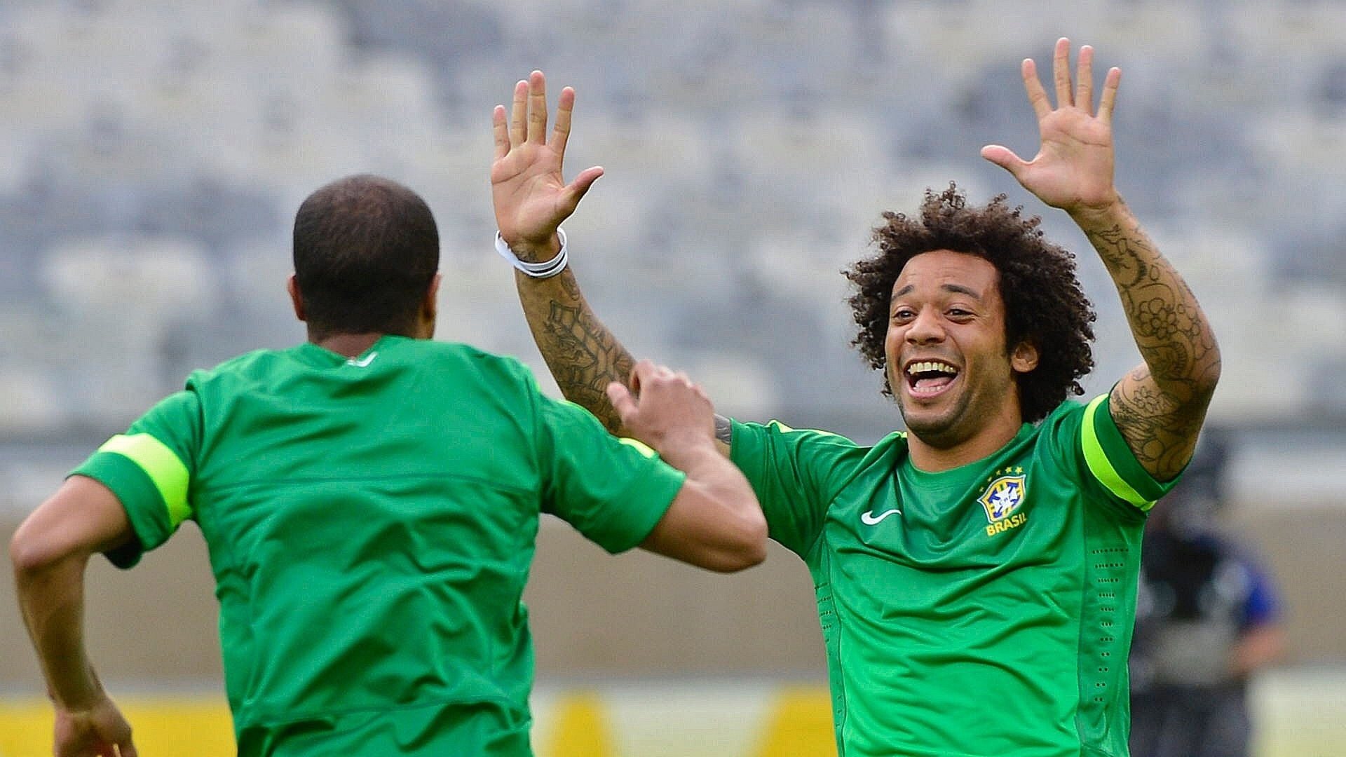 25.jun.2013 - Marcelo brinca durante treino da seleção brasileira