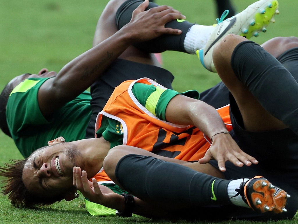 25.jun.2013 - Neymar cai no chão após jogada com o volante Fernando em treino da seleção brasileira