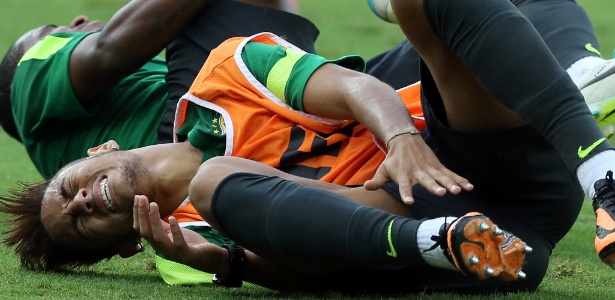 Neymar cai no gramado com dores no tornozelo durante treino da seleção brasileira 