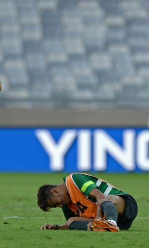 25.jun.2013 - Neymar cai no gramado com dores no tornozelo durante treino da seleção brasileira