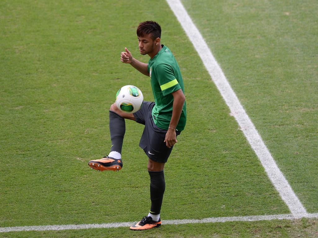 25.jun.2013 - Neymar domina bola durante treino da seleção brasileira para jogo contra Uruguai