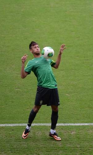 25.jun.2013 - Neymar domina bola no peito durante treino da seleção brasileira