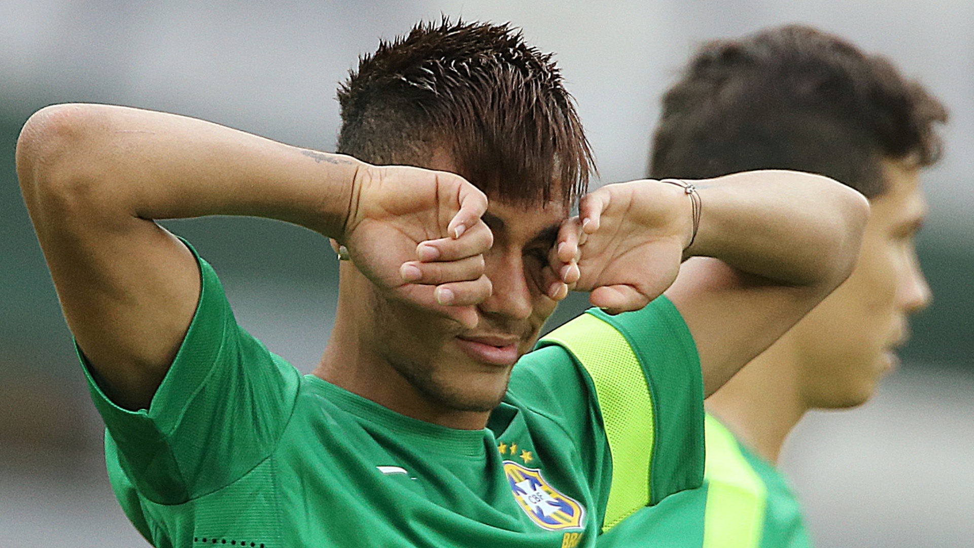 25.jun.2013 - Neymar se espreguiça durante treino da seleção brasileira para jogo contra o Uruguai