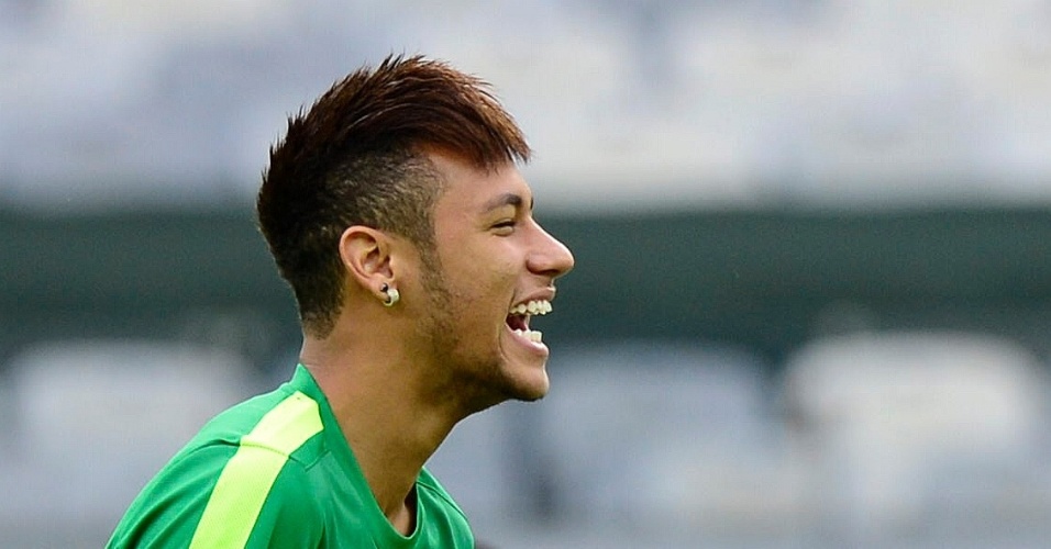 25.jun.2013 - Neymar sorri durante treino da seleção brasileira