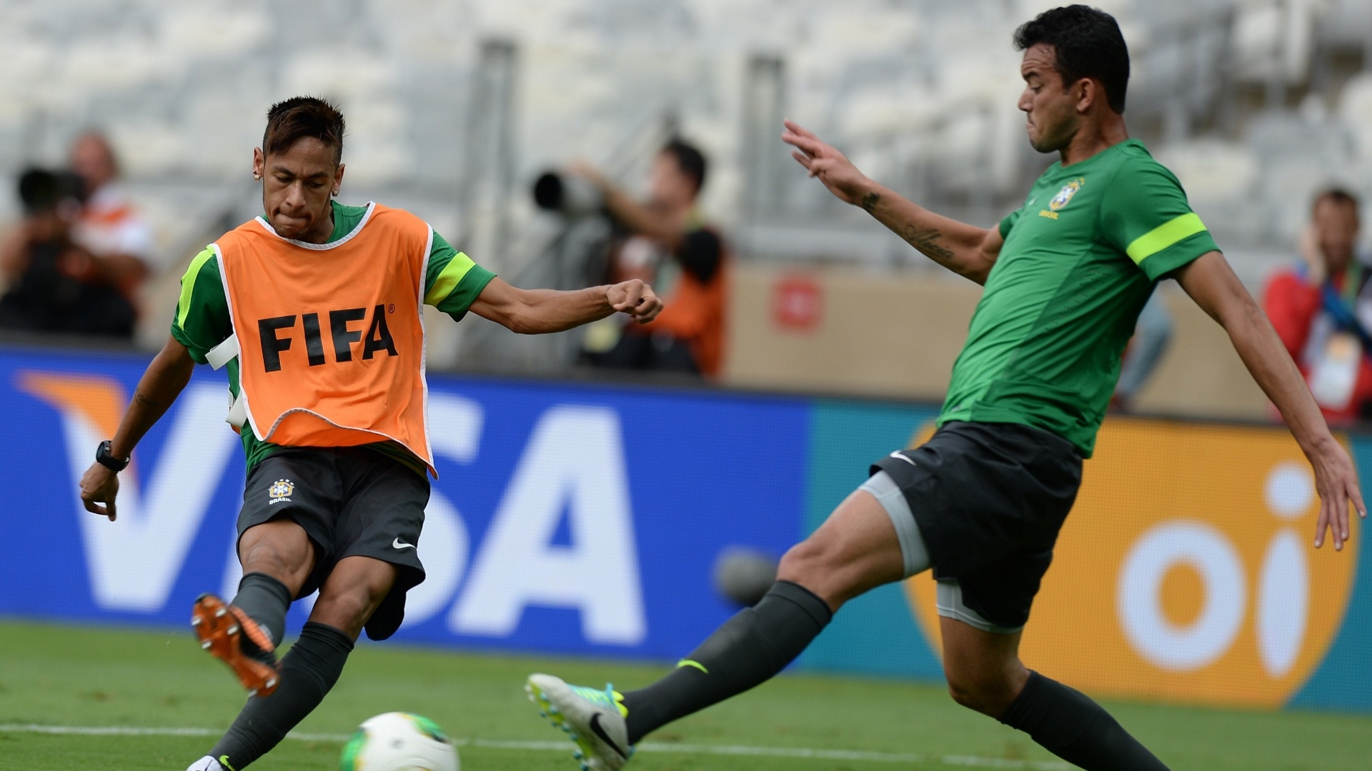 25.jun.2013 - Sob a marcação do zagueiro Réver, Neymar arrisca finalização em treino da seleção brasileira