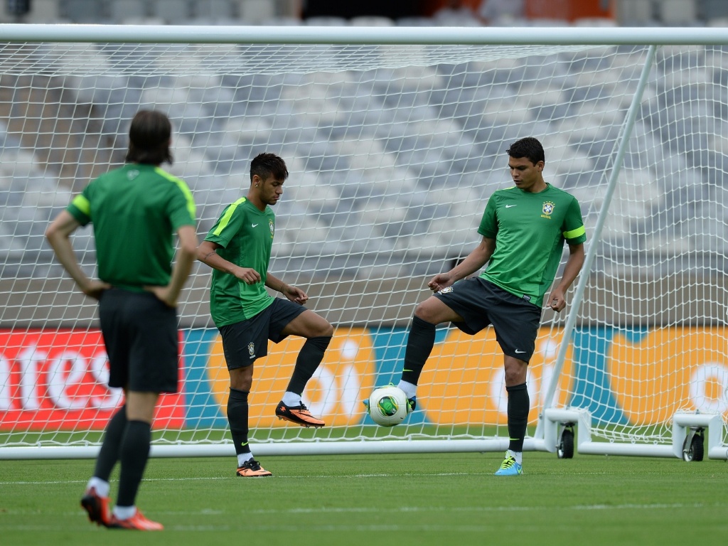 25.jun.2013 - Thiago Silva (d) e Neymar brincam com a bola durante treino da seleção brasileira