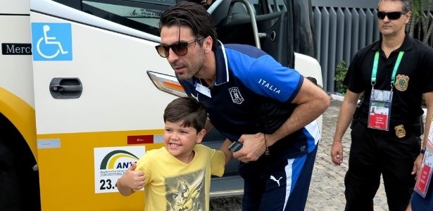 Goleiro Buffon tira foto com o pequeno Lucas, única a acompanhar a saída da Itália para o treino da manhã