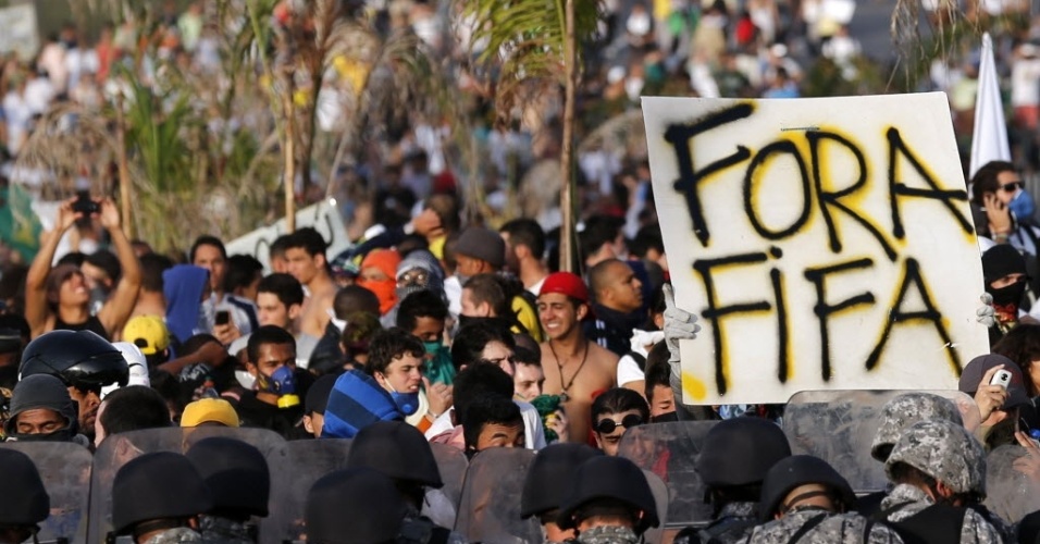 Cartaz pede "Fora Fifa" nos arredores do Mineirão