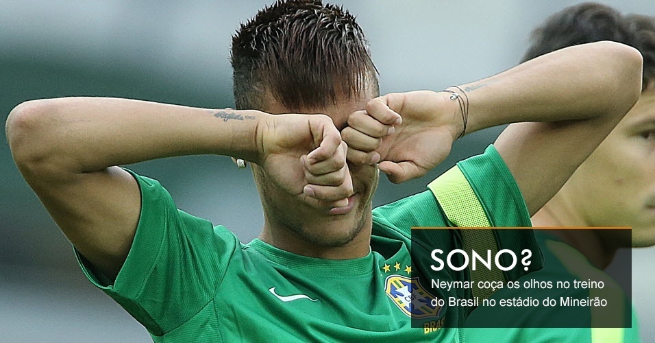 Neymar coça os olhos no treino do Brasil no estádio do Mineirão