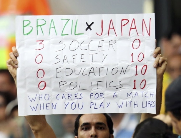 Torcedor brinca dizendo que o Japão perdeu para o Brasil no campo, mas ganha nos bens à sociedade