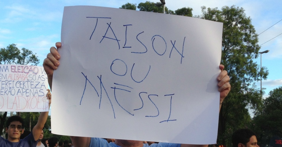 Torcedor faz pergunta durante protestos: "Taison ou Messi?"