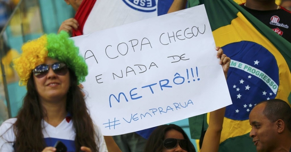 Torcedora diz em cartaz: "A Copa chegou e nada de metrô"