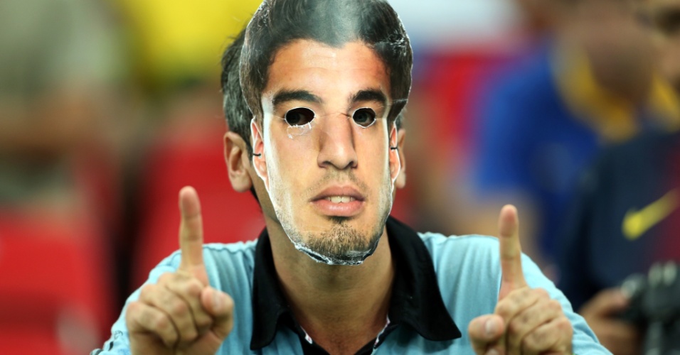 16.jun.2013 - Torcedor uruguaio usa máscara do atacante Luis Suárez para acompanhar a partida contra a Espanha na Arena Pernambuco pela Copa das Confederações