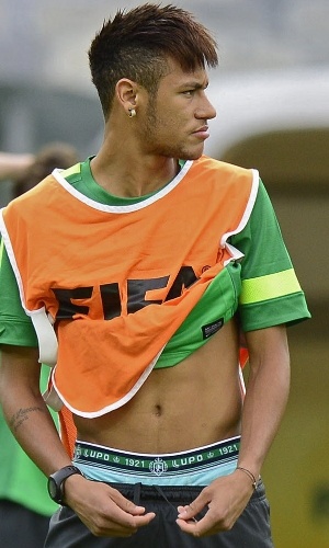 26.06.13 - Neymar exibe sua cueca durante treino da seleção brasileira