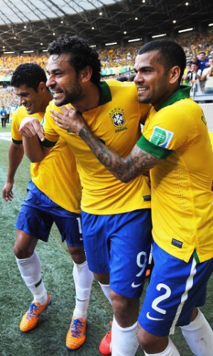26.jun.2013 - Acompanhado por Hulk (e) e Daniel Alves (d), Fred comemora ao abrir o placar para o Brasil no Mineirão; Brasil venceu por 2 a 1 e se classificou para a final da Copa das Confederações