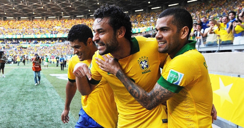 26.jun.2013 - Acompanhado por Hulk (e) e Daniel Alves (d), Fred comemora ao abrir o placar para o Brasil no Mineirão; Brasil venceu por 2 a 1 e se classificou para a final da Copa das Confederações