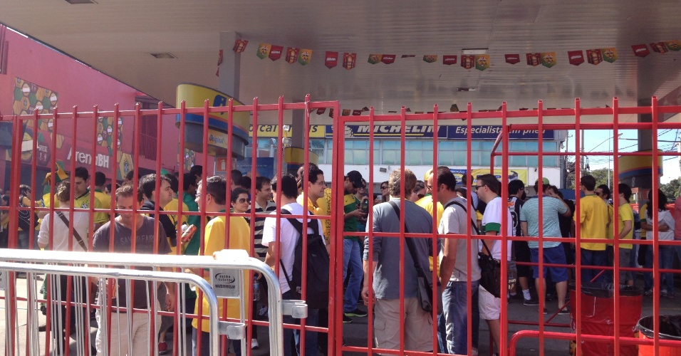 26.jun.2013 - Bar improvisado dentro de um posto de gasolina em frente ao Mineirão; torcedores fazem um "esquenta" antes de entrarem para ver o jogo Brasil x Uruguai