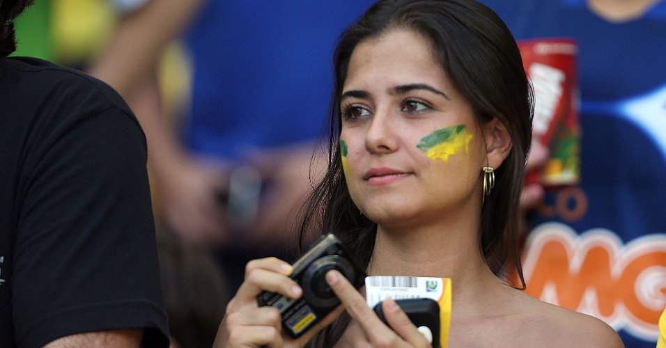 26.jun.2013 - Bela torcedora brasileira aguarda o início da partida contra o Uruguai no Mineirão