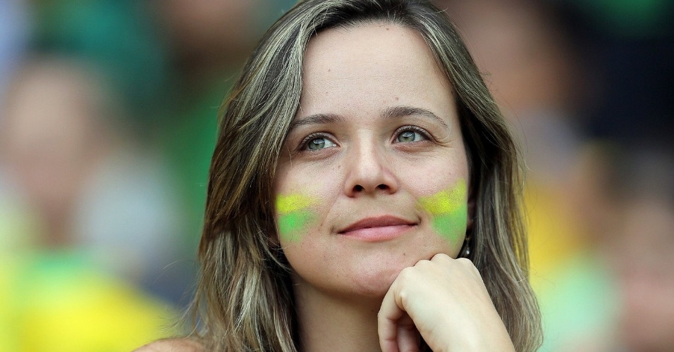 26.jun.2013 - Bela torcedora brasileira aguarda o início da partida contra o Uruguai no Mineirão