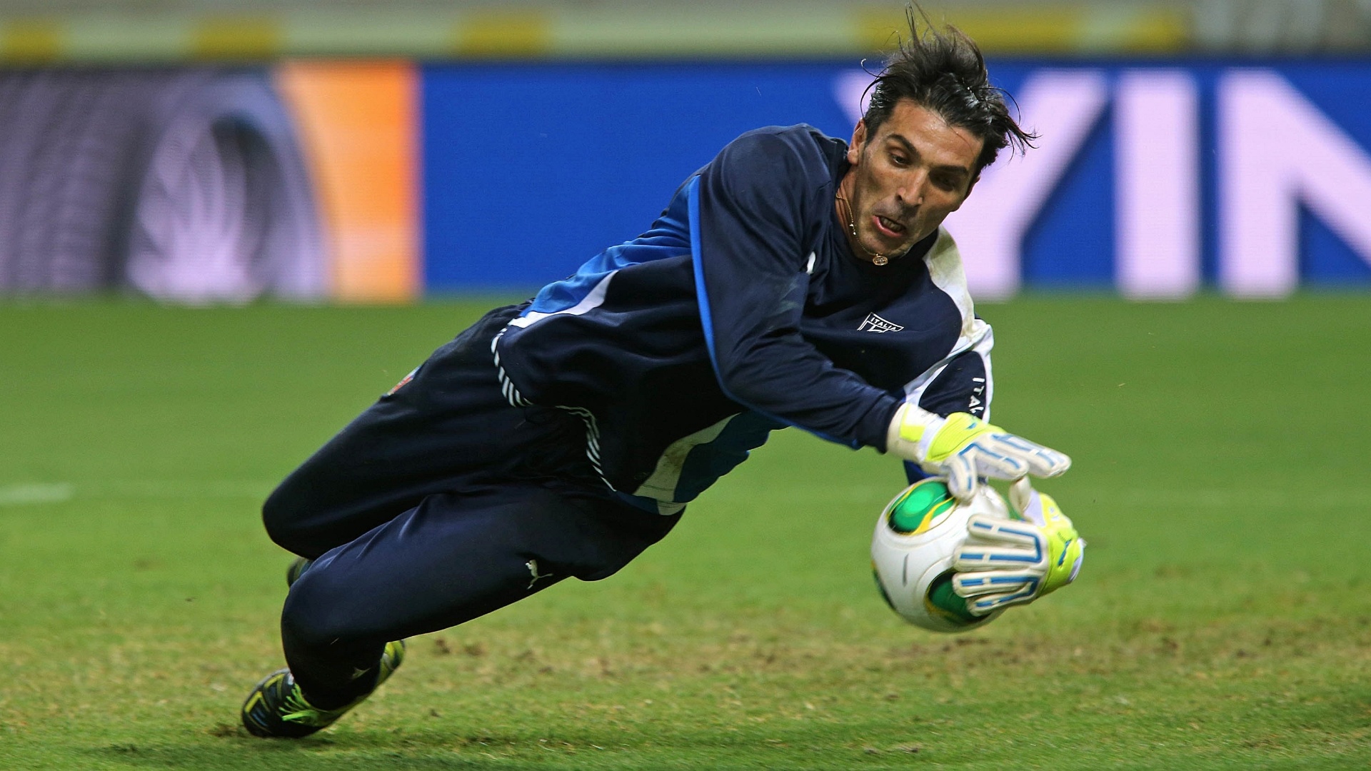26.jun.2013 - Buffon cai para fazer defesa durante treino de reconhecimento do gramado do Castelão