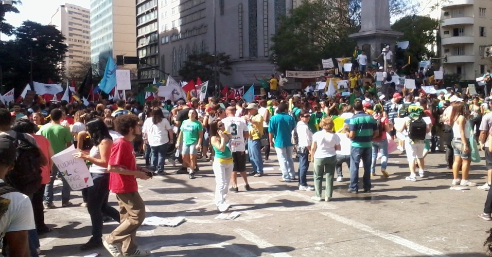 26.jun.2013 - Cerca de cinco mil pessoas se encontram em praça de Belo Horizonte para protesto nesta terça